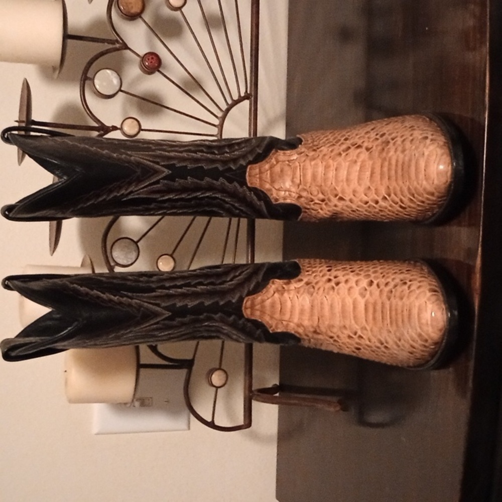 Beautiful Dan Post Python Boots size 9 Like new. GREAT  PRICE!